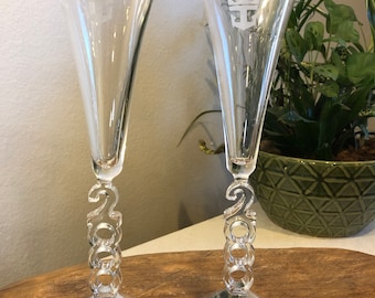 Pair of Year 2000 Champagne Flutes – Etched Glass Toasting Glasses – Millennium Celebration Stemware – Vintage 2000 Party Decor