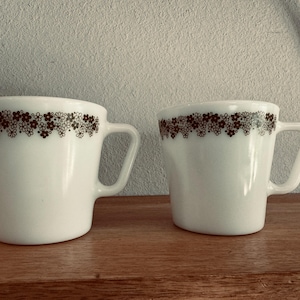 Vintage Pyrex Brown Daisy Mug Set – 3.5” Milk Glass Cups, Stackable Retro Coffee Mugs, 1970s Floral Pattern, Cottagecore Kitchen