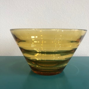 Grote handgeblazen glazen serveerschaal, modern uit het midden van de eeuw, amber