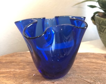 Hand Blown Cobalt Blue Glass Vase – Rippled Ruffle Rim, Vintage Art Glass, Wavy Edge Home Decor, No Chips or Cracks
