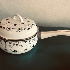 Vintage geëmailleerde steelpan: blauwe bloemen Scandinavische cottagecore keukendecor