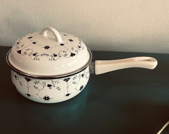 Cacerola esmaltada vintage: decoración de cocina escandinava con motivos florales azules