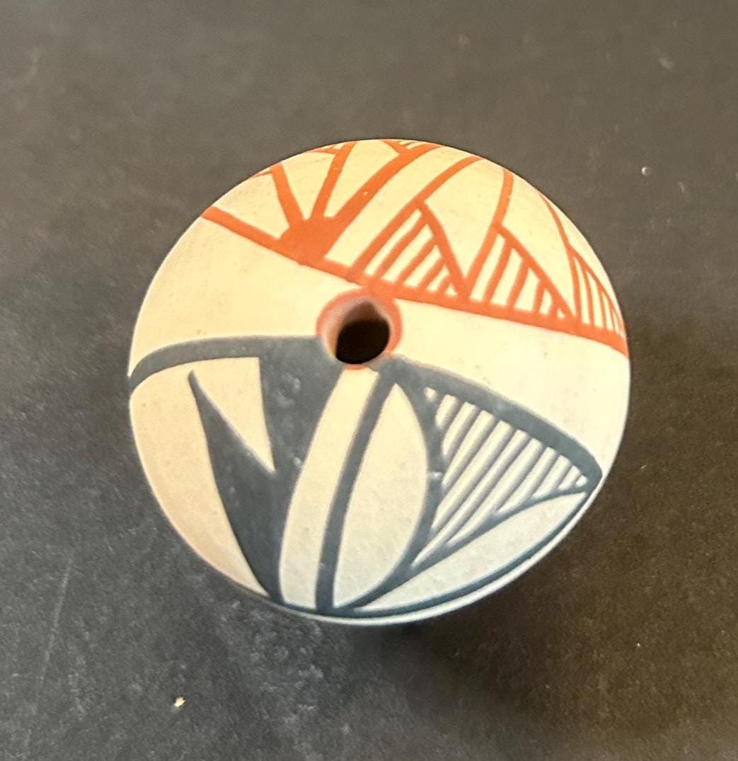 Vintage Acoma Pueblo Miniatur Seed Pot | Handbemalte Keramik der amerikanischen Ureinwohner | Signiertes New Mexico Sammlerstück 3,8 cm