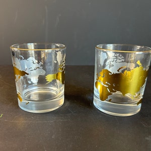 Dos vasos vintage de whisky/escocés/bola baja de Gold World con mapa de borde dorado de las gafas Word Double Rock, de fondo pesado sin marcar