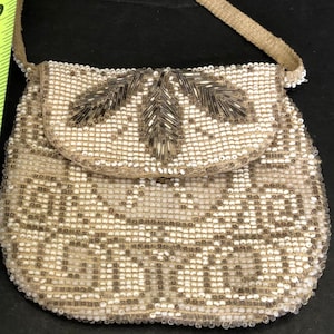Monedero de muñeca pequeño con cuentas ca. 1930