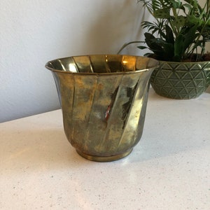 Vintage Brass Swirl Planter – Small Decorative Indoor Plant Pot – Succulent Holder – Boho Brass Home Decor – 7” Tall x 8” Wide