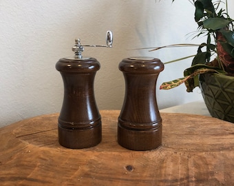 Vintage donkerhouten zoutvaatje en pepermolen, tafeldecor,