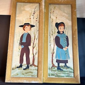 Pinturas al óleo vintage de Lola Cabot: Pareja de niño y niña Amish, década de 1960, arte de madera de terciopelo enmarcado, 25 x 67 cm, firmada, decoración de pared folk americana.