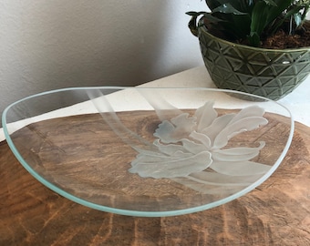 Plato de cristal grabado con lirios de Dorothy Thorpe – Plato decorativo elegante vintage firmado