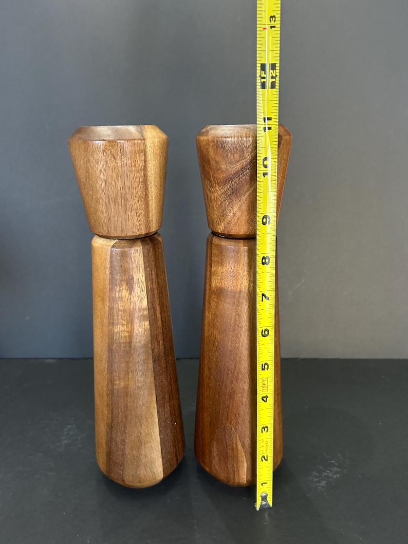 Pu&ograve; includere: Un set di due saliere e pepiere in legno. Le saliere sono in legno marrone scuro e sono alte circa 18 cm.