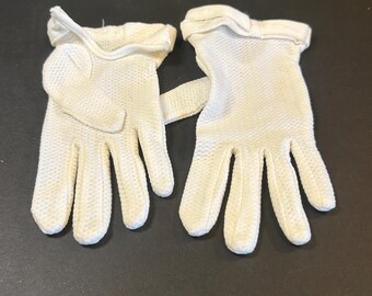 Guantes blancos vintage de ganchillo, puños enrollados, estilo mediados de siglo XX (años 50).