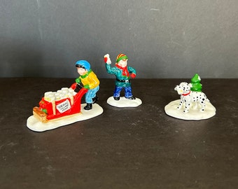 Frühe Morgen Lieferung Abteilung 56 Schneedorf Satz von drei Vintage Weihnachtsdorf Zubehör - Feriendorf Szene im Ruhestand 1990er Jahre