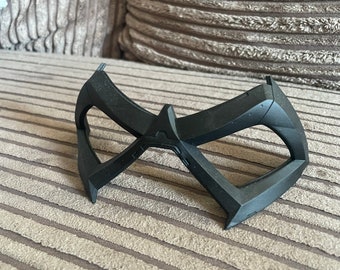 3D Printed Robin Mask: Cosplay Display with Elastic