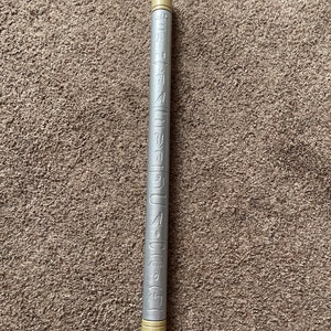 K&ouml;nnte beinhalten: Ein silberner Metallstab mit goldenen Endkappen und gravierten Symbolen. Der Stab ist etwa 30 cm lang.