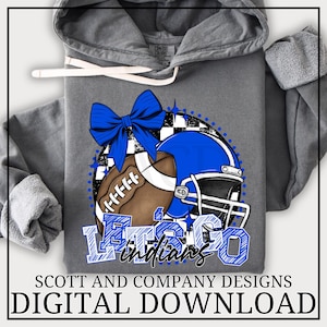 Könnte beinhalten: Ein anthrazitfarbener Kapuzenpullover mit einem Grafikdruck, der einen braunen Football, einen blauen Footballhelm und eine große blaue Schleife zeigt. Das Design enthält einen schwarz-weiß karierten Kreis als Hintergrund und den blauen Schriftzug Let's Go indians.