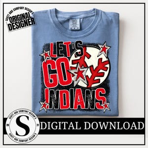 Puede incluir: Camiseta azul claro con el texto "LET'S GO INDIANS" en rojo y blanco, junto con un gráfico de béisbol. La camiseta también tiene el texto "DIGITAL DOWNLOAD" en la parte inferior.