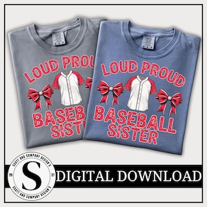 Puede incluir: Dos camisetas, una gris y otra azul, con el texto "LOUD PROUD BASEBALL SISTER" en rojo. Cada camiseta presenta un gráfico de camiseta de béisbol y un lazo rojo. La parte inferior de la imagen dice "DESCARGA DIGITAL".