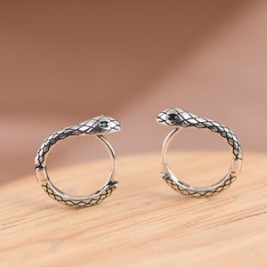 Kleine Schlange Huggies, Creolen, Silber Schmuck, kleine Creolen, Alltags Ohrringe, Zierliche Huggie Creolen, Knorpel Creolen, Silber Creolen
