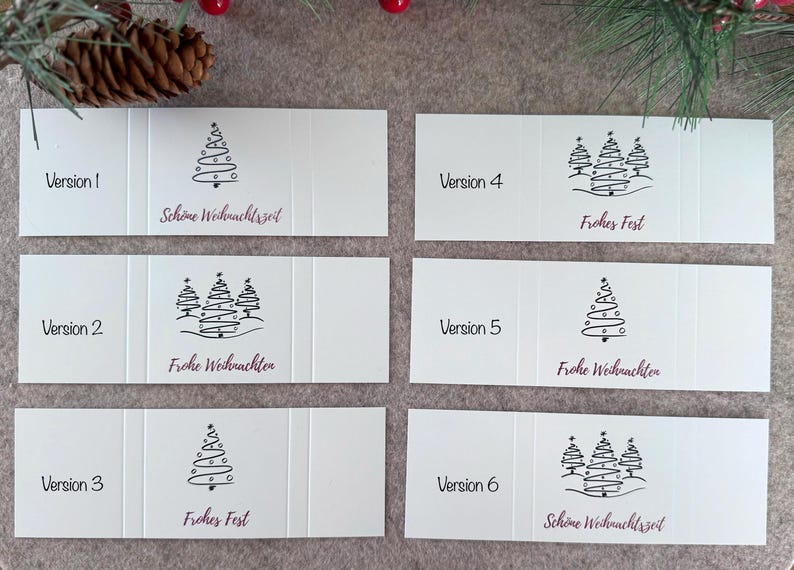 Pode incluir: Cart&otilde;es de Natal brancos com ilustra&ccedil;&otilde;es de &aacute;rvores pretas e texto em alem&atilde;o. Os cart&otilde;es s&atilde;o dobrados e apresentam sauda&ccedil;&otilde;es como "Sch&ouml;ne Weihnachtszeit" e "Frohe Weihnachten".