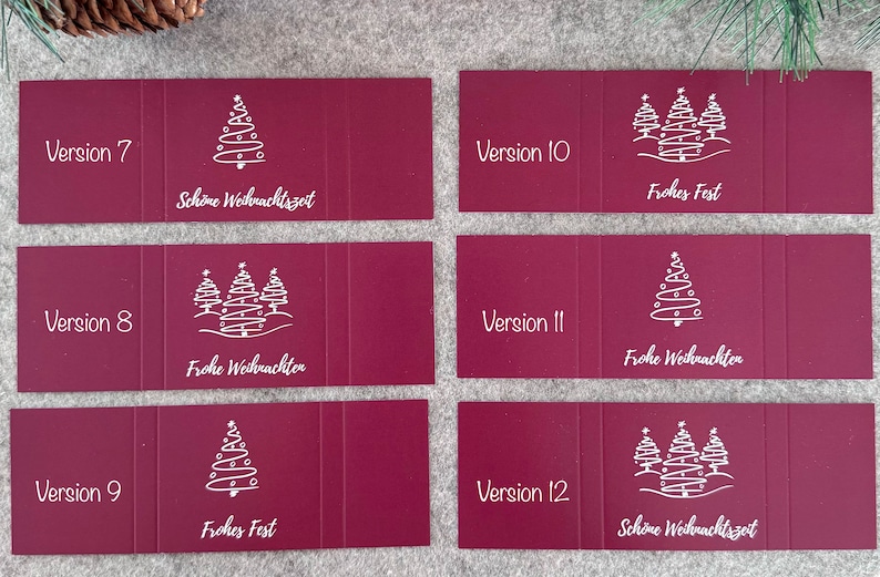 Pode incluir: Cart&otilde;es de Natal bord&ocirc; com ilustra&ccedil;&otilde;es brancas de &aacute;rvores de Natal e sauda&ccedil;&otilde;es festivas. Os cart&otilde;es est&atilde;o rotulados com as vers&otilde;es 7, 8, 9, 10, 11 e 12. O texto inclui "Sch&ouml;ne Weihnachtszeit" e "Frohes Fest".
