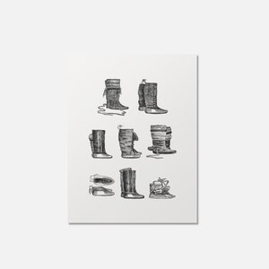 Op de afbeelding: Een zwart-witte illustratie van negen verschillende soorten laarzen. De laarzen zijn in een eenvoudige stijl getekend en zijn allemaal van verschillende lengtes en stijlen.
