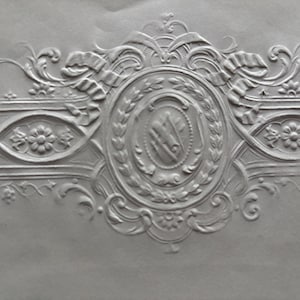 Grande foglio bianco di carta goffrata originale con bordo floreale, documenti e documenti storici antichi provenienti dalla Francia