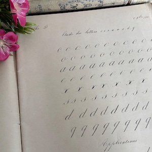 Cahier de Calligraphie de 1887, cuaderno de caligrafía con tapa azul, papeles y documentos históricos antiguos de Francia