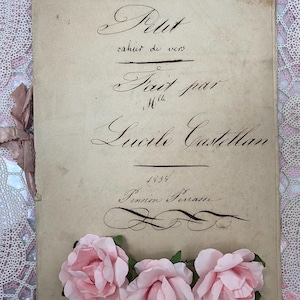 Petit cahier de vers, libro manoscritto di poesie francesi del 1838 legato con un nastro rosa, documenti storici antichi originali dalla Francia