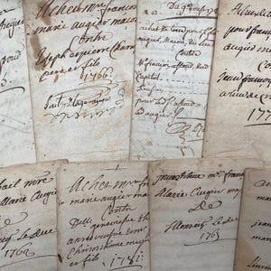 Un manoscritto antico di un notaio francese piegato del 1700, documenti originali scritti a mano dalla Francia, calligrafia, documento storico