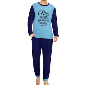 May include: Blue and navy blue pajamas with long sleeves. The top has a light blue background with a black graphic that says "Dios tiene un plan que lleva tu nombre" and "Proverbs 16:9".