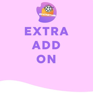 Puede incluir: Un gráfico morado claro con las palabras "EXTRA ADD ON" en letras moradas grandes y en negrita. Encima del texto hay un pequeño gráfico de una bobina de película y un sobre con las palabras "video invitation". El fondo es rosa claro.