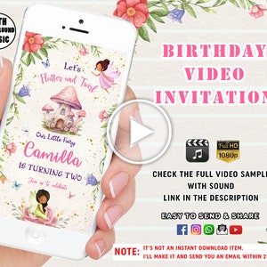 Może przedstawiać: Cyfrowe wideo zaproszenie na urodziny dla dziewczynki o imieniu Camilla, która kończy dwa lata. Zaproszenie przedstawia wróżkę z różowymi skrzydłami i grzybowy domek o fantazyjnym designie. Tekst "Let's Flutter and Twirl" jest napisany zabawnym fontem.