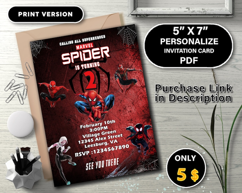 K&ouml;nnte beinhalten: Personalisierte Spider-Man-Einladungskarte im Format 12,7 cm x 17,8 cm. Das Design zeigt Spider-Man-Charaktere vor einem rot-schwarzen Hintergrund. Die Einladung enth&auml;lt Veranstaltungsdetails und den Text "SEE YOU THERE".