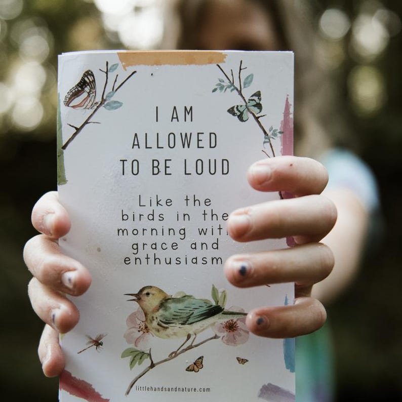 Puede incluir: Una tarjeta blanca con el texto "I AM ALLOWED TO BE LOUD Like the birds in the morning with grace and enthusiasm" y una ilustraci&oacute;n de acuarela de un p&aacute;jaro, flores y mariposas.