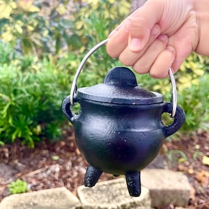Cast Iron Cauldron with Lid & Metal Handle: Potion Play