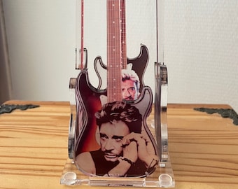 Johnny Hallyday, 4 guitares impression sur plexiglass avec socle a poser.