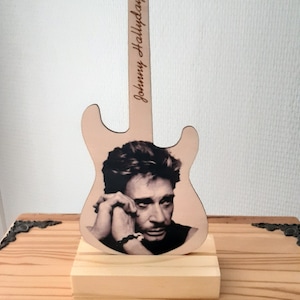 Johnny Hallyday, gravure sur guitare personnalisable faite main en bois. image 1