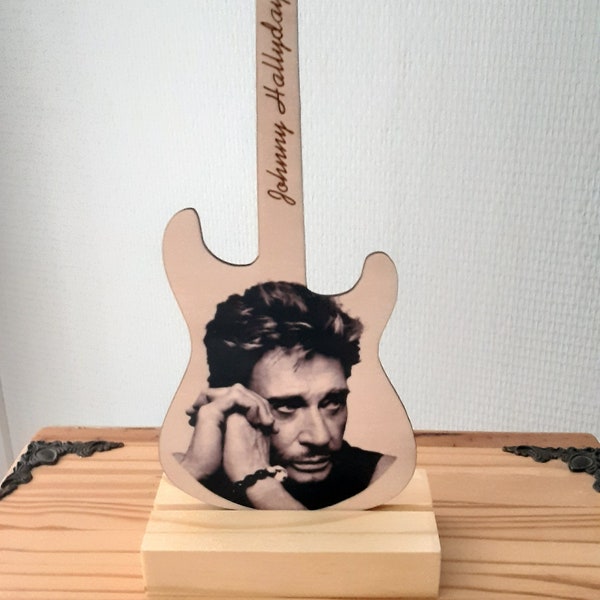 Johnny Hallyday, gravure sur guitare personnalisable faite main en bois.