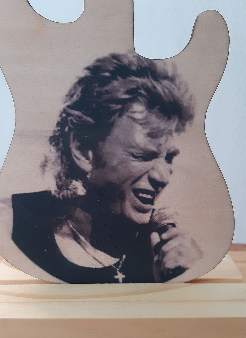 Johnny Hallyday, gravure sur guitare personnalisable faite main en bois. 2