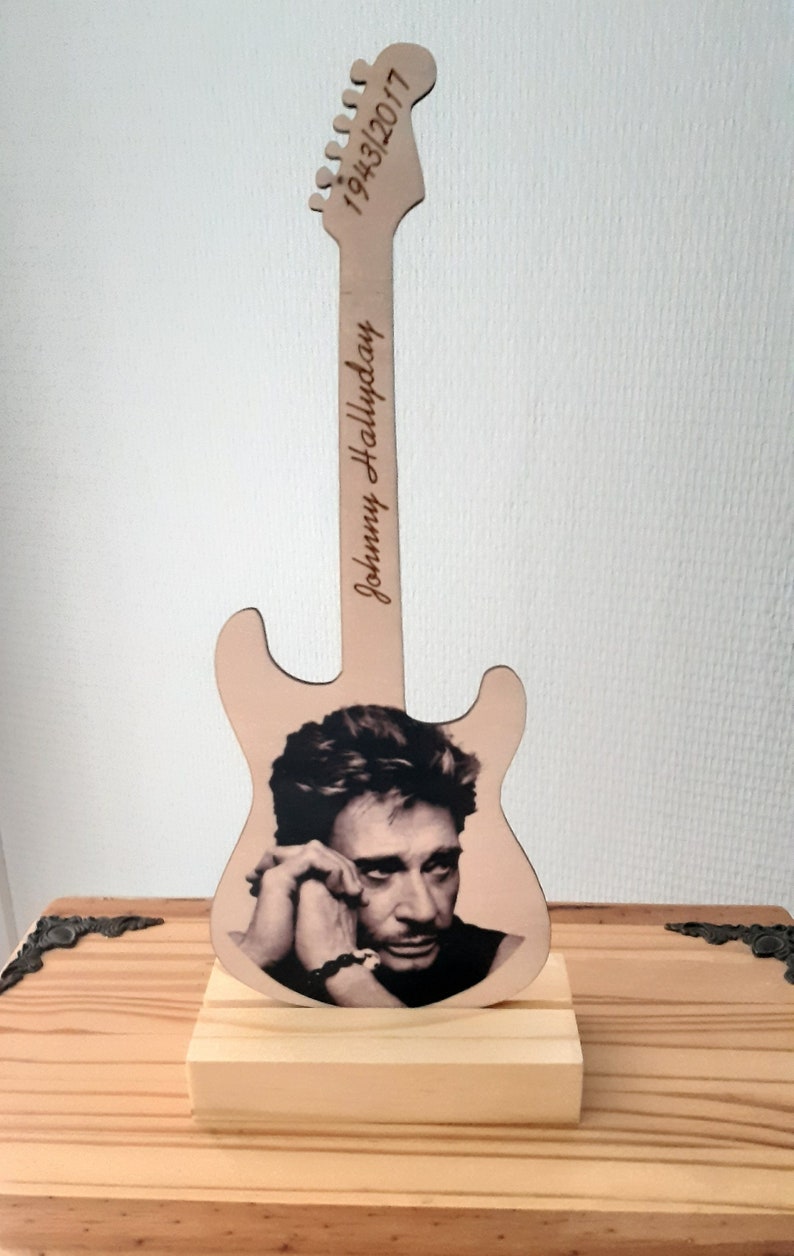 Johnny Hallyday, gravure sur guitare personnalisable faite main en bois. image 1