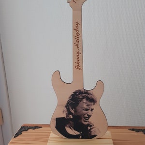 Johnny Hallyday, gravure sur guitare personnalisable faite main en bois. image 2