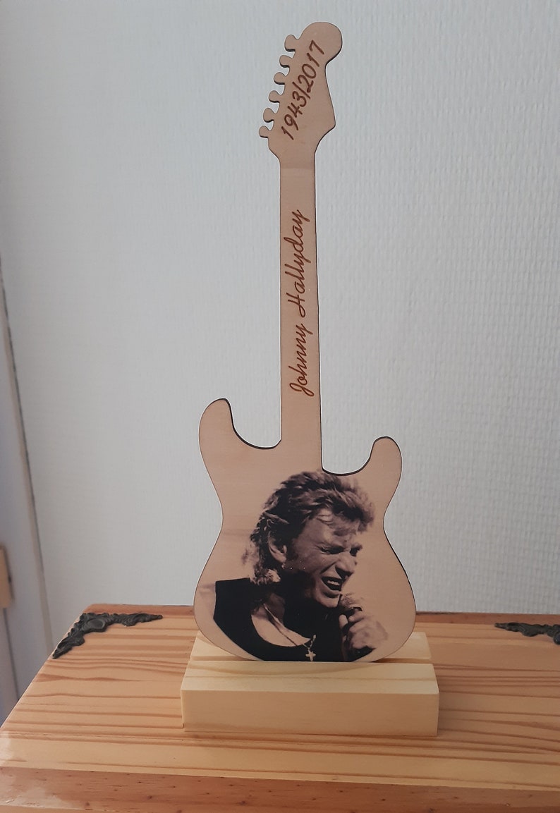 Johnny Hallyday, gravure sur guitare personnalisable faite main en bois. image 2