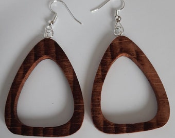 Boucles d'oreilles pendantes en bois naturel de Tilleul fait main.