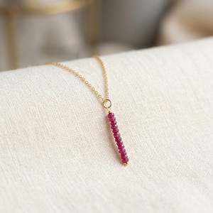 Halsband med naturlig rubinstång, vertikalt ädelstenshänge, läckert smycke med födelsesten i juli, delikat kedja i 14k guld, minimalistisk present till henne