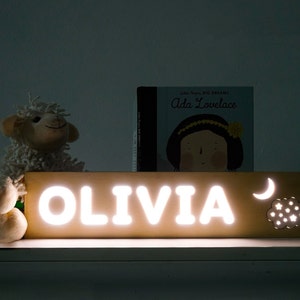 Nachtlampje met sterren en maan - aangepast nachtlampje baby/peuter - gepersonaliseerd babycadeau - kinderkamerlampje met naam - ideeën voor decoratie babykamer