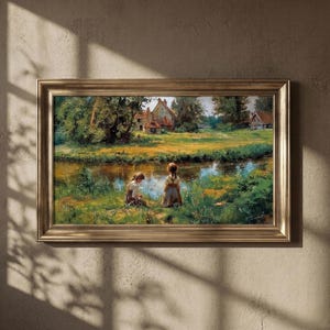 Pode incluir: Pintura de paisagem emoldurada que retrata duas crianças junto a um rio. A obra de arte apresenta uma moldura dourada e mostra uma cena serena com um rio, vegetação exuberante e uma casa distante. A pintura é exibida em uma parede de cor neutra.