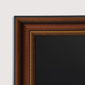 Puede incluir: Primer plano de una obra de arte enmarcada. El marco tiene un acabado de madera marrón oscuro con un borde interior dorado. La obra de arte en sí es de color negro sólido, creando un contraste con el marco.
