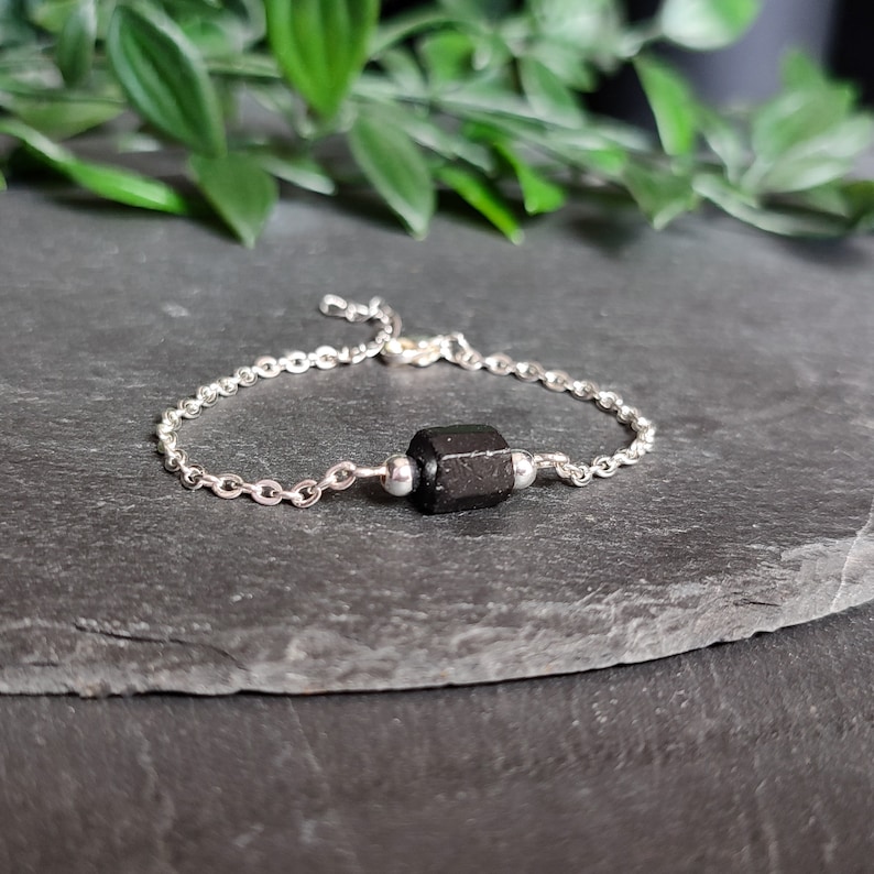 Bracelet with raw black tourmaline on gold or silver stainless steel chain, sterling silver or gold filled. Choose the finish material in the drop-down menù