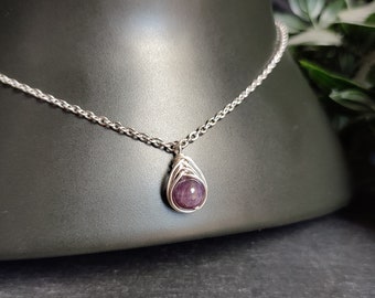 Collier pendentif enveloppé de fil d'améthyste naturel, collier de perles de pierres précieuses d'améthyste pour femmes et filles, collier de pierre de naissance de février