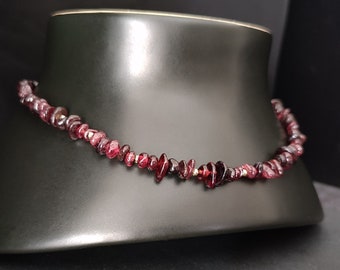 Garnet gemstone necklace, January birthstone necklace, Chip beads necklace, Garnet jewellery, Beaded jewelry